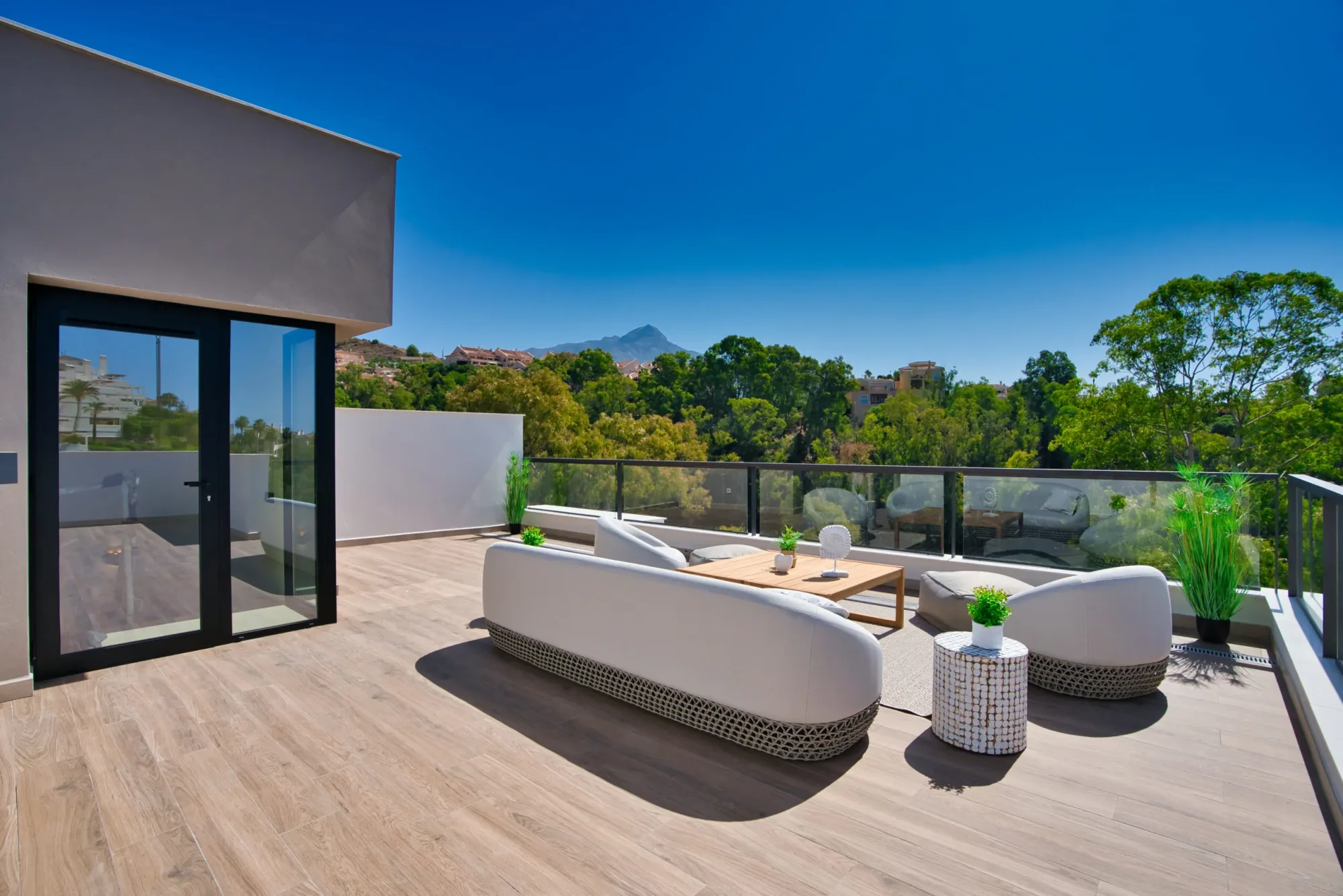Marbella Lake — interior 5